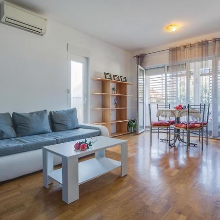 Lovely Apartment In Umag With Kitchen Exterior photo