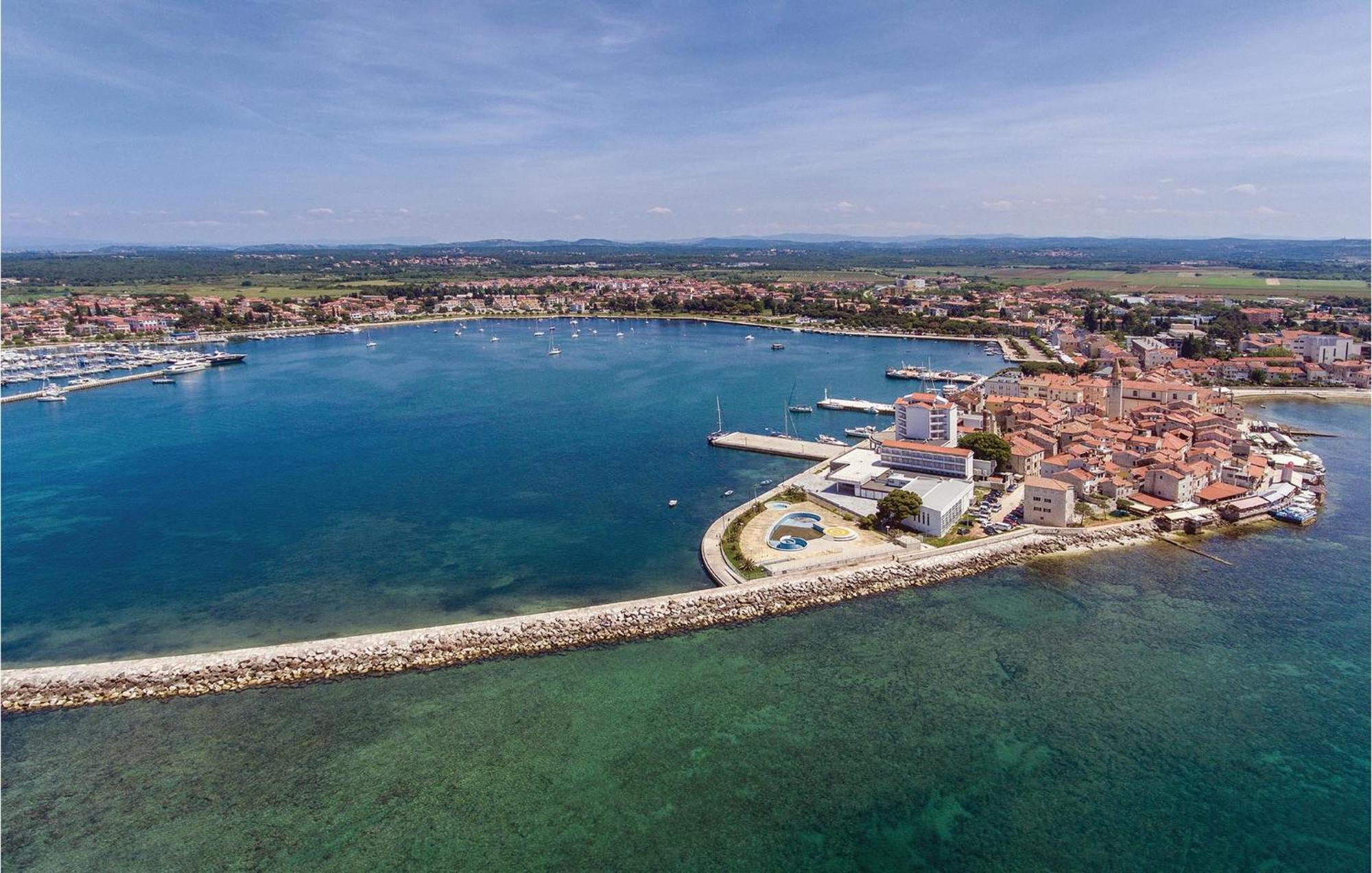 Lovely Apartment In Umag With Kitchen Exterior photo