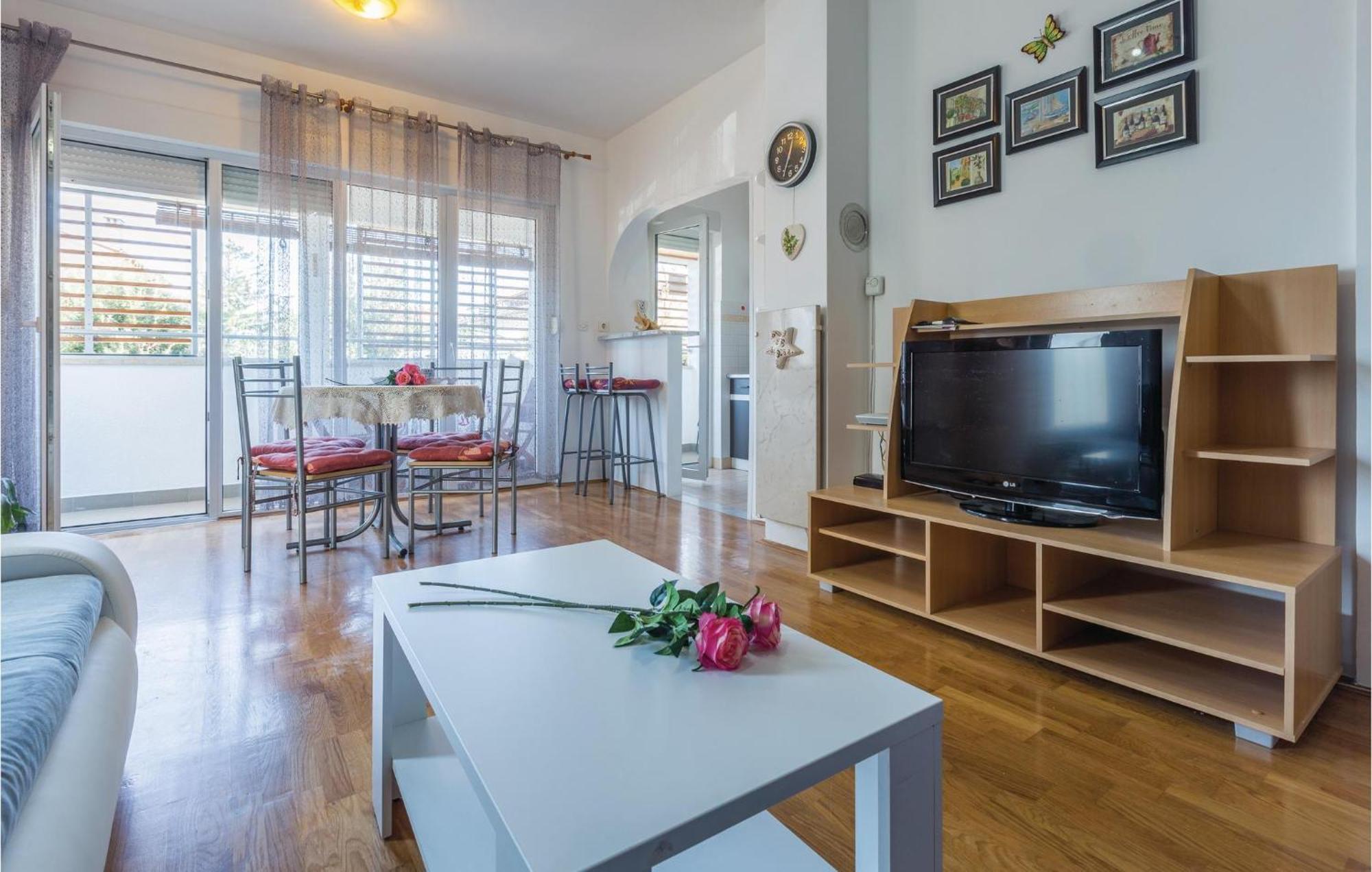 Lovely Apartment In Umag With Kitchen Exterior photo