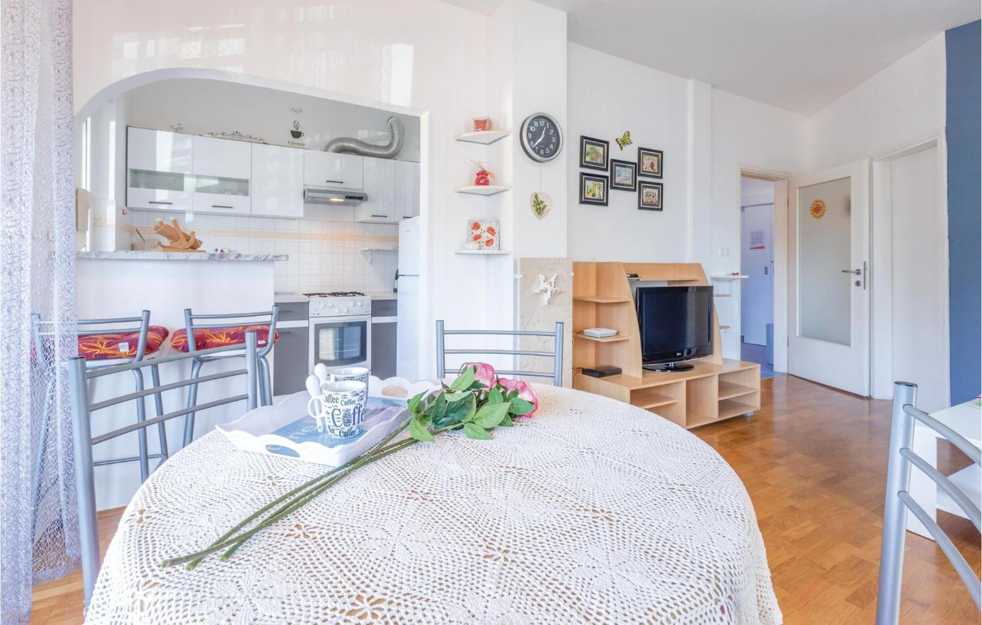 Lovely Apartment In Umag With Kitchen Exterior photo